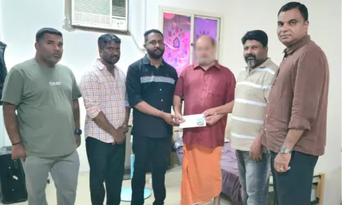 അസുഖബാധിതനായ പ്രവാസിക്ക് യാത്ര ടിക്കറ്റ് നൽകി കൊല്ലം പ്രവാസി അസോസിയേഷൻ