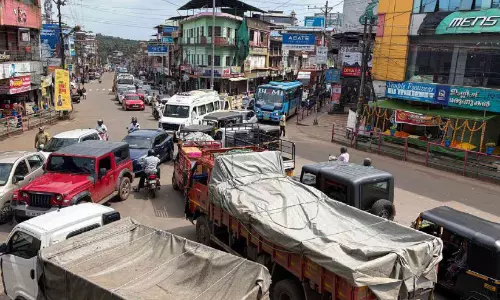 ഗതാഗതക്കുരുക്കിൽ വലഞ്ഞ് വളാഞ്ചേരി പട്ടണം