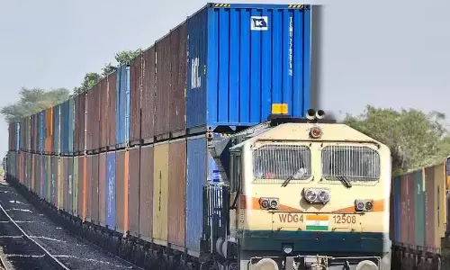 ഇരുനിലകളിൽ ഒരു ചരക്ക് ട്രെയിൻ: ഇന്ത്യൻ റെയിൽവേയുടെ ആദ്യത്തെ ഡബിൾ ഡെക്ക് ലോങ് ഹോൾ കണ്ടെയ്നർ ട്രെയിൻ സർവിസ് ആരംഭിച്ചു