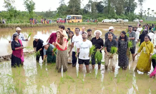 നാടിന്റെ ഉത്സവമായി കമ്പളനാട്ടി