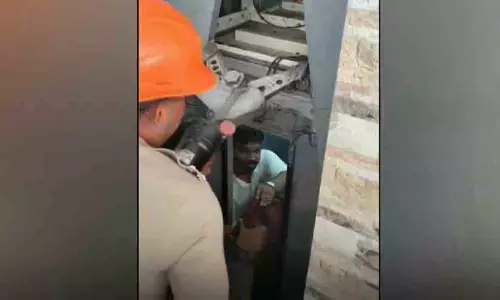 ഗുരുവായൂരിൽ ലിഫ്റ്റിൽ കുടുങ്ങിയ ആറംഗ കുടുംബത്തെ ഫയർഫോഴ്സ് രക്ഷിച്ചു