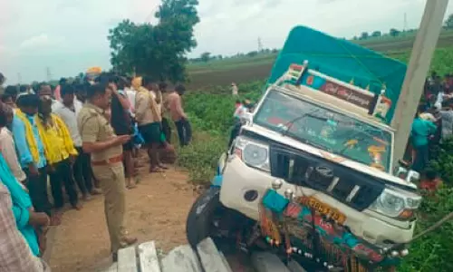 പിക്കപ്പ് വാൻ വൈദ്യുതി പോസ്റ്റിൽ ഇടിച്ച് മൂന്ന് പേർ മരിച്ചു