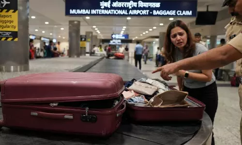 മുംബൈ വിമാനത്താവളത്തിൽ ലഗേജുകളിൽ നിന്ന് സ്വർണ്ണവും പണവും ഫോണുകളും കാണാതാകുന്നു; യാത്രക്കാർ പ്രതിസന്ധിയിൽ