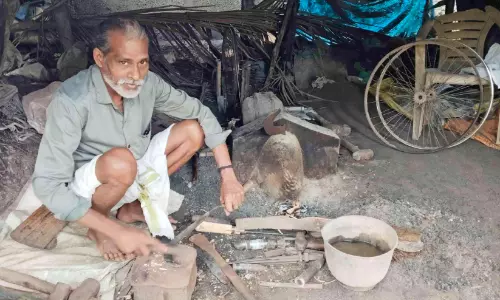 ഓണനാളിലും ജീവിതം വഴിമുട്ടി കൊല്ലപ്പണിക്കാർ ഓണനാളിലും ജീവിതം വഴിമുട്ടി കൊല്ലപ്പണിക്കാർ