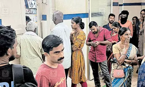 ഡോക്ടർമാർക്ക് പുറംപണി, ഇരട്ട ശമ്പളം; രോഗികൾക്ക് ഇരട്ടി ദുരിതം ഡോക്ടർമാർക്ക് പുറംപണി, ഇരട്ട ശമ്പളം; രോഗികൾക്ക് ഇരട്ടി ദുരിതം