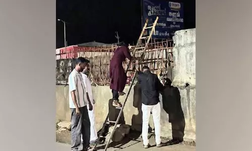 ആറുവരിപ്പാതയിൽ ബസ് യാത്രക്കാരിയെ ഇറക്കിവിട്ടു; റോഡിൽ നിന്നിറങ്ങിയത് കോണി ഉപയോഗിച്ച്‌