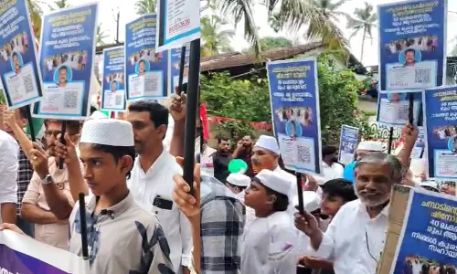 ഷിനോജിന് ​ചികിത്സ സഹായം വേണം; നബിദിന റാലിയിൽ കുരുന്നുകളേന്തിയ പ്ലക്കാർഡിന് സഹജീവി സ്നേഹത്തിന്റെ ചന്തം