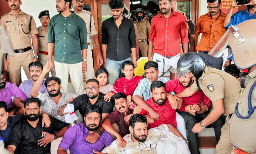റെയിൽവേ ഡിവിഷൻ വിഭജനം; ഡി.വൈ.എഫ്.ഐ-യൂത്ത് കോൺഗ്രസ് മാർച്ചുകളിൽ സംഘർഷം റെയിൽവേ ഡിവിഷൻ വിഭജനം; ഡി.വൈ.എഫ്.ഐ-യൂത്ത് കോൺഗ്രസ് മാർച്ചുകളിൽ സംഘർഷം