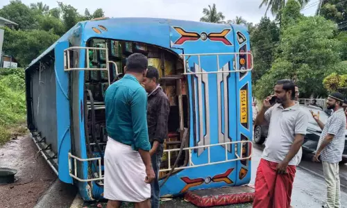 പാപ്പിനിശ്ശേരി കീച്ചേരിക്കുന്നിനു സമീപം ബസ് മറിഞ്ഞ് 45 പേർക്ക് പരിക്ക് പാപ്പിനിശ്ശേരി കീച്ചേരിക്കുന്നിനു സമീപം ബസ് മറിഞ്ഞ് 45 പേർക്ക് പരിക്ക്
