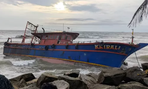 മത്സ്യബന്ധന ബോട്ട് കരയിലേക്ക് ഇടിച്ചുകയറി ഒഴിവായത് വൻ ദുരന്തം