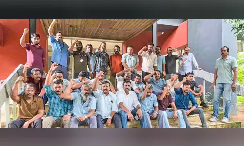 ഓണം ആനുകൂല്യമില്ല; എച്ച്.എം.ടിയിൽ തൊഴിലാളികളുടെ കുത്തിയിരിപ്പ് സമരം ഓണം ആനുകൂല്യമില്ല; എച്ച്.എം.ടിയിൽ തൊഴിലാളികളുടെ കുത്തിയിരിപ്പ് സമരം