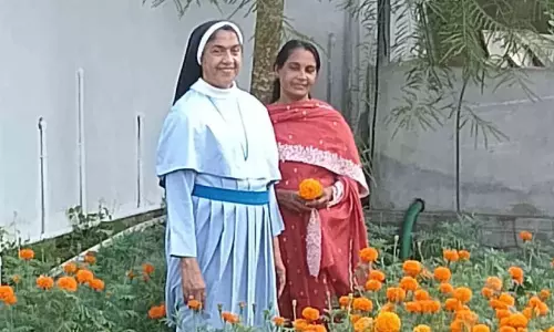 നട്ടുവളര്‍ത്തിയ പൂക്കള്‍ക്കൊണ്ട് അത്തപ്പൂക്കളം; നിറ സന്തോഷത്തിൽ കന്യാസ്ത്രീകൾ