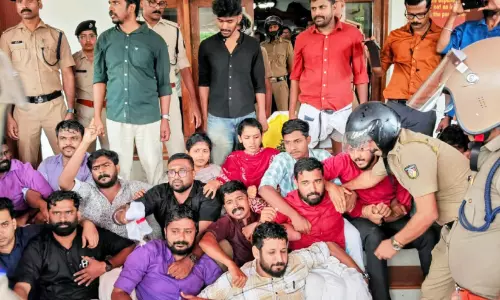 റെയിൽവേ ഡിവിഷൻ വിഭജനം; ഡി.വൈ.എഫ്.ഐ-യൂത്ത് കോൺഗ്രസ് മാർച്ചുകളിൽ സംഘർഷം
