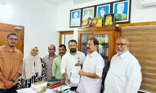 കണ്ണൂർ വിമാനത്താവളവുമായി ബന്ധപ്പെട്ട യാത്രാ പ്രതിസന്ധി; അടിയന്തര ഇടപെടല്‍ ആവശ്യപ്പെട്ട് മന്ത്രിക്ക് നിവേദനം നല്‍കി