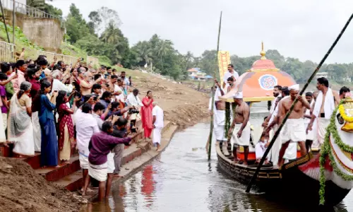 തിരുവോണത്തെ വരവേല്‍ക്കാൻ നാടൊരുങ്ങി; തി​രു​വോ​ണ​ത്തോ​ണി ഓ​ണ​വി​ഭ​വ​ങ്ങ​ളു​മാ​യി ആ​റ​ന്മു​ള​യിലേക്ക്​