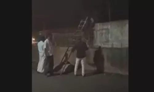 യുവതിയെ രാത്രി ഉയരപ്പാതയിൽ ഇറക്കിവിട്ട് സ്വകാര്യബസ് ജീവനക്കാർ; കോണിവെച്ച് ഇറക്കി നാട്ടുകാർ