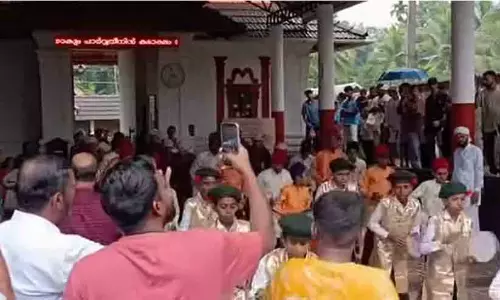 ശ്രീ ഭഗവതിയുടെ തിരുമുറ്റത്ത് ദഫ് മുട്ടി മദ്രസ്സ വിദ്യാർഥികൾ; നബിദിന റാലിയിൽ മിഠായിയുമായി മാവേലി