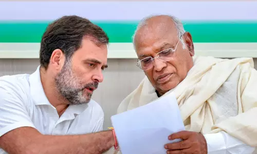 പിന്നാക്ക വിഭാഗങ്ങൾക്ക് തിരിച്ചടിയാകും; ജാതി സെൻസസ് രീതി മാറ്റണമെന്ന് ഖാർഗെയും രാഹുലും
