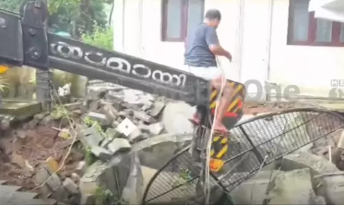 കിണർ ഇടിഞ്ഞു, നിർത്തിയിട്ട രണ്ട് സ്കൂട്ടറുകൾ കിണറ്റിൽ