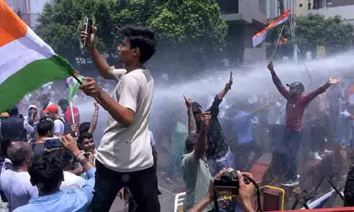 ബിഹാർ മുഖ്യമന്ത്രിയുടെ വസതിയിലേക്കുള്ള വിദ്യാർഥി മാർച്ചിന് നേരെ ജലപീരങ്കി; മഴനൃത്തം ചെയ്ത് സമരക്കാർ