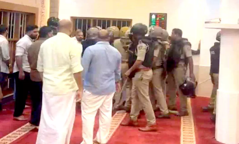 പൊലീസ് നടത്തിയത് അഴിഞ്ഞാട്ടം; പൊലീസുകാര്ക്കെതിരെ നടപടിവേണം: മുസ്ലിം ലീഗ് പൊലീസ് നടത്തിയത് അഴിഞ്ഞാട്ടം; പൊലീസുകാര്ക്കെതിരെ നടപടിവേണം: മുസ്ലിം ലീഗ്