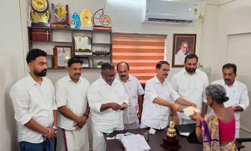 പ്ര​ള​യ​ബാ​ധി​ത​രാ​യ കു​ടും​ബ​ങ്ങ​ൾ​ക്ക് ഒ.​ഐ.​സി.​സി വെ​സ്റ്റേ​ൻ റീ​ജ്യ​ന​ൽ ക​മ്മി​റ്റി​യു​ടെ സാ​മ്പ​ത്തി​ക സ​ഹാ​യം