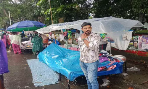 മഴയിൽ കുതിർന്ന് ഉത്രാടപ്പാച്ചിൽ; നൂറു കണക്കിന് വഴിയോര കച്ചവടക്കാർക്ക് തിരിച്ചടിയായി മഴയിൽ കുതിർന്ന് ഉത്രാടപ്പാച്ചിൽ; നൂറു കണക്കിന് വഴിയോര കച്ചവടക്കാർക്ക് തിരിച്ചടിയായി