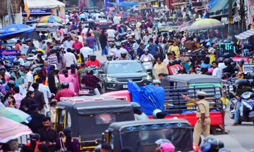 ഉത്രാടം തിരക്കിന്റെ മേളമായി; ഇന്ന് പൊന്നോണം ഉത്രാടം തിരക്കിന്റെ മേളമായി; ഇന്ന് പൊന്നോണം