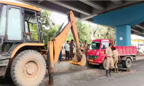 ടിപ്പർ ലോറി ഇൻസുലേറ്റഡ് വാനിൽ ഇടിച്ച് ഇന്ധന ടാങ്ക് പൊട്ടി ടിപ്പർ ലോറി ഇൻസുലേറ്റഡ് വാനിൽ ഇടിച്ച് ഇന്ധന ടാങ്ക് പൊട്ടി