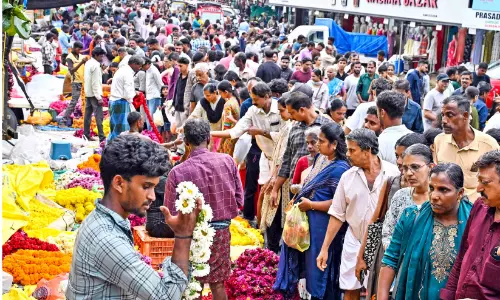 ഉത്രാടപ്പാച്ചിലിന്റെ തിരക്കിലമർന്ന് നഗരം ഉത്രാടപ്പാച്ചിലിന്റെ തിരക്കിലമർന്ന് നഗരം