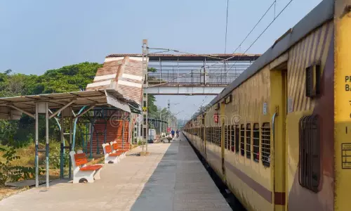ബേ​ക്ക​ൽ റെ​യി​ൽ​വേ മേ​ൽ​പാ​ല​ത്തി​ൽ ഒ​ന്നു​മു​ത​ൽ  നി​യ​ന്ത്ര​ണം