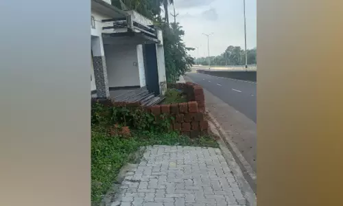 ദേശീയപാത നടപ്പാത: വീടുകളും മതിലുകളും സ്ഥാപനങ്ങളും ഇപ്പോഴും തടസ്സം ദേശീയപാത നടപ്പാത: വീടുകളും മതിലുകളും സ്ഥാപനങ്ങളും ഇപ്പോഴും തടസ്സം