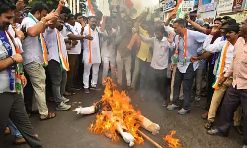 മന്ത്രി നാഗേന്ദ്രയെ പിന്തുണച്ച് കോൺഗ്രസ് റാലി; ബി.ജെ.പി നേതാക്കളുടെ കോലം കത്തിച്ചു
