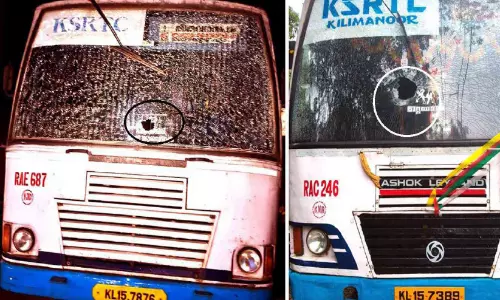 നി​ർ​ത്തി​യി​ട്ട കെ.​എ​സ്.​ആ​ര്‍.​ടി.​സി   ബ​സു​ക​ള്‍ക്ക് നേ​രെ ക​ല്ലേ​റ്; ചി​ല്ലു​ക​ള്‍ ത​ക​ര്‍ന്നു