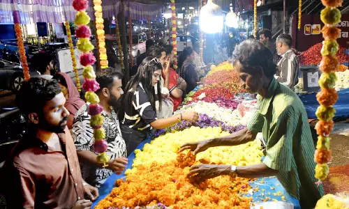 ഉത്രാടപ്പാച്ചിൽ കഴിഞ്ഞു; ഇന്ന് പൊൻ തിരുവോണം