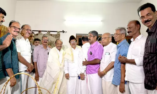ഓ​ണ-ന​ബി​ദി​ന ആ​ശം​സ​ക​ളു​മാ​യി   ത​ന്ത്രി പ്ര​തി​നി​ധി സം​ഘം പാ​ണ​ക്കാ​ട്ട്