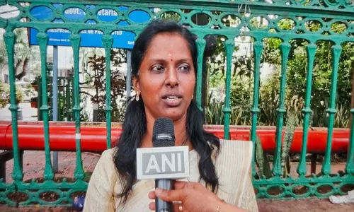 സർക്കാർ ജോലി കാത്ത് 52 ദിവസം; തെരുവിൽ പൂക്കളമിട്ട് എൽ.പി.എസ്.ടി റാങ്ക് ഹോൾഡർമാർ