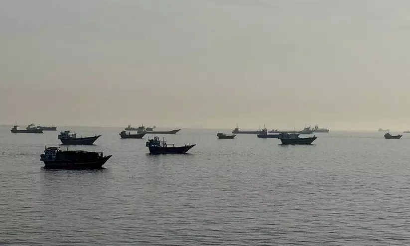 ഹുർമുസ് തുറക്കൂ, ഉപരോധത്തിൽ ഇളവ് നൽകാം; ഇറാനോട് യു.എസ് ആവശ്യപ്പെട്ടതായി റിപ്പോർട്ട് ഹുർമുസ് തുറക്കൂ, ഉപരോധത്തിൽ ഇളവ് നൽകാം; ഇറാനോട് യു.എസ് ആവശ്യപ്പെട്ടതായി റിപ്പോർട്ട്