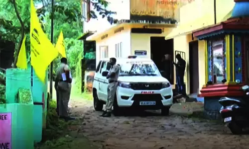 ഭക്തർ നൽകിയ സ്വർണം മാറ്റി പകരം മുക്കുപണ്ടം, 49 ലക്ഷം കാണാനില്ല; റാന്നി വലിയകുളം ക്ഷേത്രത്തിൽ വൻ തട്ടിപ്പെന്ന് പരാതി ഭക്തർ നൽകിയ സ്വർണം മാറ്റി പകരം മുക്കുപണ്ടം, 49 ലക്ഷം കാണാനില്ല; റാന്നി വലിയകുളം ക്ഷേത്രത്തിൽ വൻ തട്ടിപ്പെന്ന് പരാതി