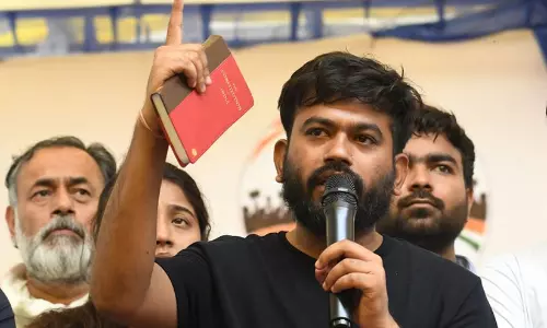 തലയും മുഖവും മറച്ച് രഹസ്യമായി കാണാനെത്തി; സി.ജെ.പി പ്രതിഷേധത്തെ പിന്തുണക്കാൻ പൊലീസുകാർ അവധിയെടുത്ത് വന്നുവെന്ന് അഭിജിത് ദിപ്കെ
