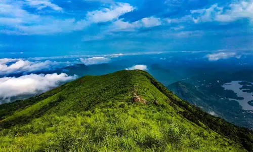 മേഘങ്ങൾ തൊട്ടുവിളിക്കുന്നിടം; ത്രില്ലർ സിനിമ മോഡിൽ നടന്നുനടന്ന് വൈബിലലിയാം! ഇലവീഴാപ്പൂഞ്ചിറ കാത്തിരിക്കുന്നു
