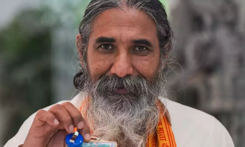 നാരങ്ങ മുറിച്ച് മഴ മാറ്റിയെന്ന് വിചിത്ര വാദം; രാജ്യത്തെ വിലക്കയറ്റത്തിലും അത് പരീക്ഷിക്കൂ എന്ന് കോൺഗ്രസും, ബി.ജെ.പി എം.പിക്ക് പൊങ്കാല നാരങ്ങ മുറിച്ച് മഴ മാറ്റിയെന്ന് വിചിത്ര വാദം; രാജ്യത്തെ വിലക്കയറ്റത്തിലും അത് പരീക്ഷിക്കൂ എന്ന് കോൺഗ്രസും, ബി.ജെ.പി എം.പിക്ക് പൊങ്കാല