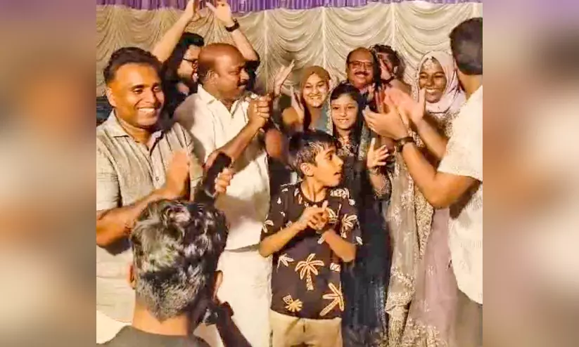 കല്യാണപ്പന്തലിൽ പാട്ടിനൊത്ത് ചുവടുവെച്ച് മന്ത്രി എം. ലിജു; വൈറലായി മന്ത്രിയുടെ നൃത്ത വീഡിയോ കല്യാണപ്പന്തലിൽ പാട്ടിനൊത്ത് ചുവടുവെച്ച് മന്ത്രി എം. ലിജു; വൈറലായി മന്ത്രിയുടെ നൃത്ത വീഡിയോ