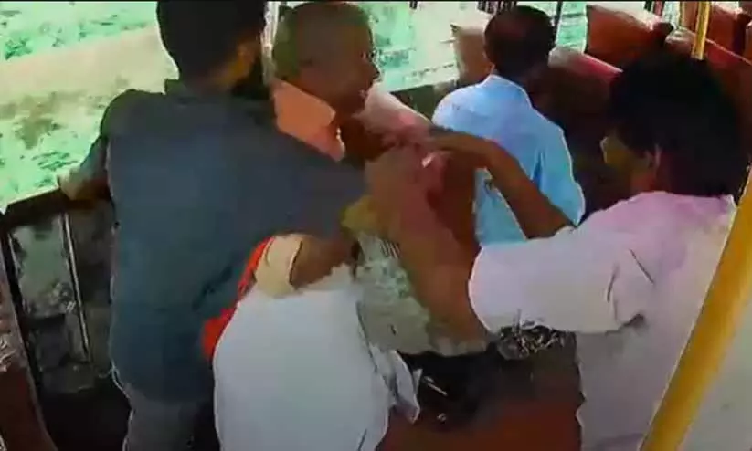 ബസിൽ കയറുന്നതിനിടെ കാലിടറി; യാത്രക്കാരന് രക്ഷകനായി ജീവനക്കാരൻ ബസിൽ കയറുന്നതിനിടെ കാലിടറി; യാത്രക്കാരന് രക്ഷകനായി ജീവനക്കാരൻ