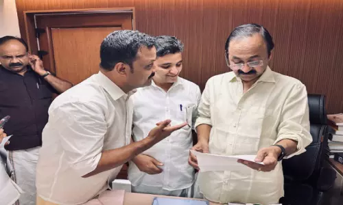 പ്ര​വാ​സി ക്ഷേ​മ​ത്തി​ന് ഇ​ട​പെ​ട​ലാ​വ​ശ്യ​പ്പെ​ട്ട് മു​ഖ്യ​മ​ന്ത്രി​ക്ക് നി​വേ​ദ​നം ന​ൽ​കി
