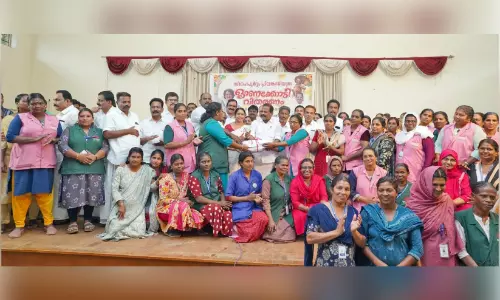 ഹരിതകർമ സേനാംഗങ്ങള്ക്ക് പ്രിയങ്കയുടെ ഓണസമ്മാനം ഹരിതകർമ സേനാംഗങ്ങള്ക്ക് പ്രിയങ്കയുടെ ഓണസമ്മാനം