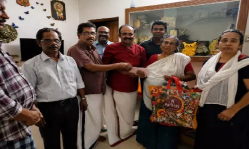 സ​നു മ​ഠ​ത്തി​ലി​െൻറ അ​മ്മ​ക്ക് ഓ​ണ​സ​മ്മാ​ന​ങ്ങ​ളു​മാ​യി ന​വ​യു​ഗം ഭാ​ര​വാ​ഹി​ക​ൾ