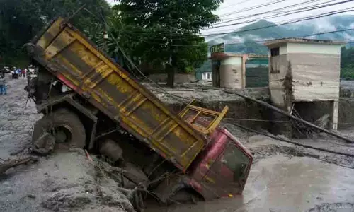 നേപ്പാൾ മിന്നൽപ്രളയം: വൈദ്യുത പദ്ധതി ടണലിൽ കുടുങ്ങി നൂറോളം പേർ; പ്രവേശന കവാടം കണ്ടെത്താനാവാതെ രക്ഷാപ്രവർത്തകർ