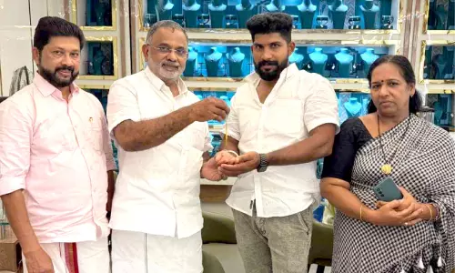 ക​ള​ഞ്ഞു​കി​ട്ടി​യ സ്വ​ർ​ണം തി​രി​കെ​യേ​ൽ​പി​ച്ച് വ്യാ​പാ​രി