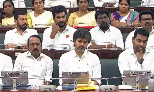 പതിവ് തെറ്റിച്ച് മുഖ്യമന്ത്രി വിജയ്; നിയമസഭയിൽ സ്വന്തം കസേര വിട്ട് മന്ത്രിമാർക്കൊപ്പം ഇരിക്കുന്നതിന്റെ വിഡിയോ വൈറൽ
